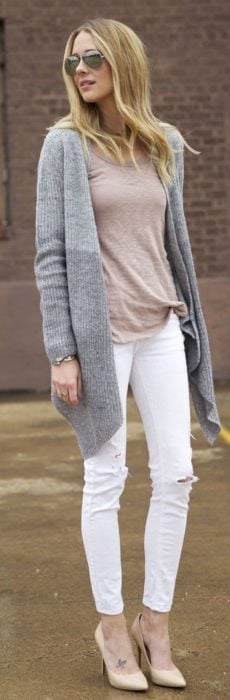 Chica usando un look con jeans blancos 