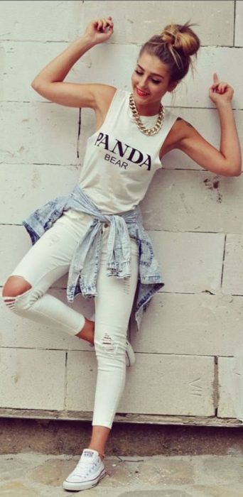 Chica usando un look con jeans blancos 