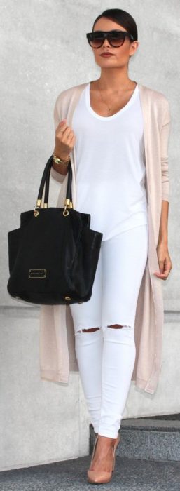 Chica usando un look con jeans blancos 