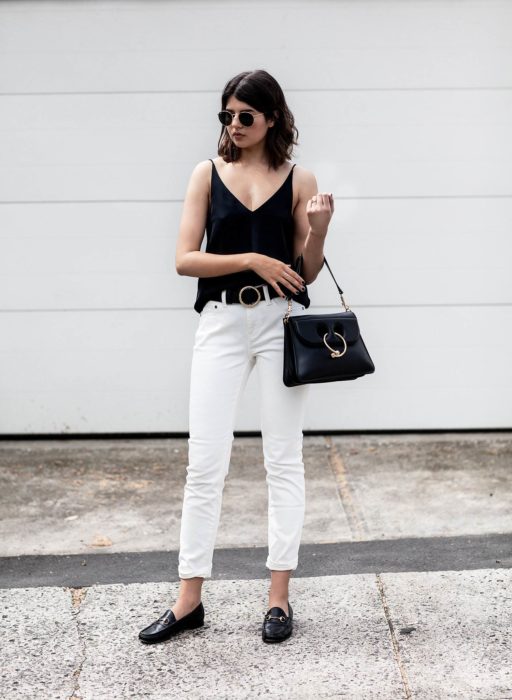 Chica usando mocasines con pantalón blanco y blusa negra 