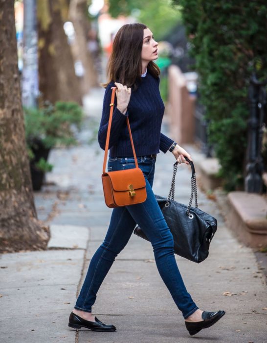 Chica usando mocasines con jeans y sueter azul marino 