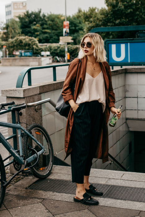 Chica usando mocasines con pantalones negros gabardina y blusa rosa 