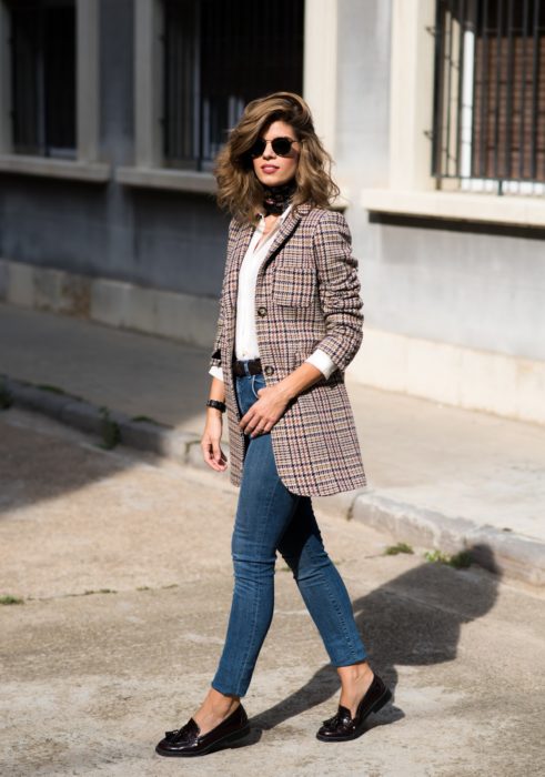 Chica usando mocasines con jeans saco de cuadros y blusa blanca 