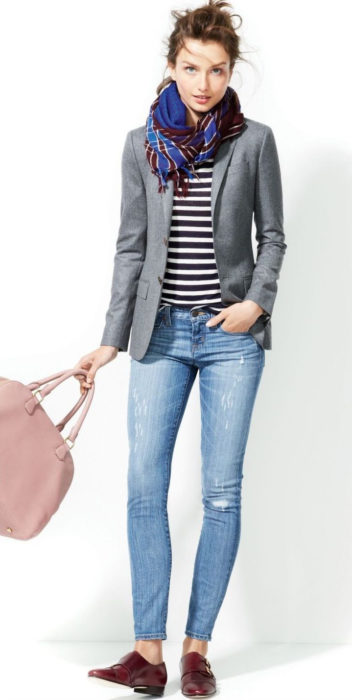 Chica usando mocasines con blazer gris blusa de rayas y jeans 