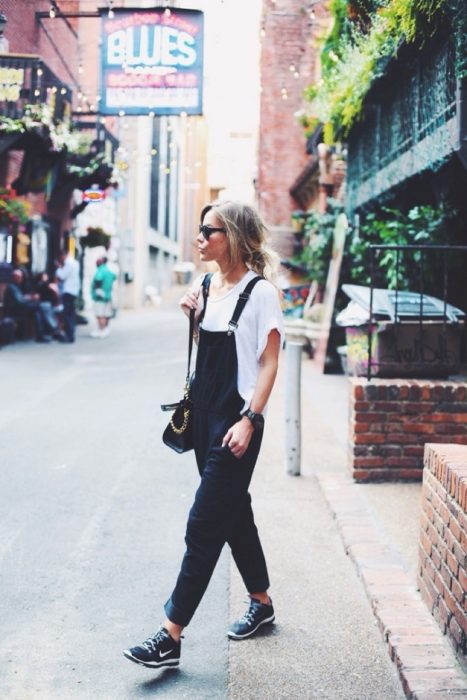 Chica usando un jumper de color negro 