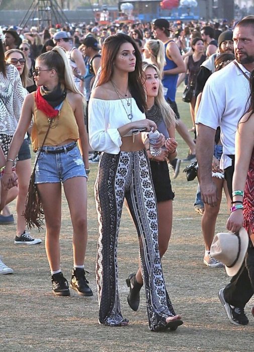 Chica luciendo un look de festival 