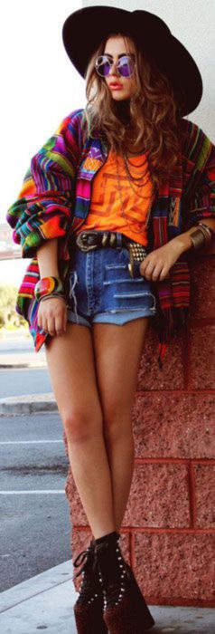 Chica luciendo un look de festival 