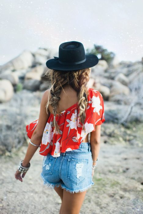 Chica luciendo un look de festival 