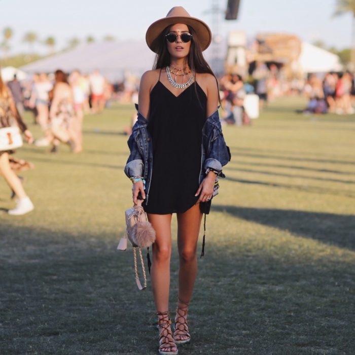 Chica luciendo un look de festival 