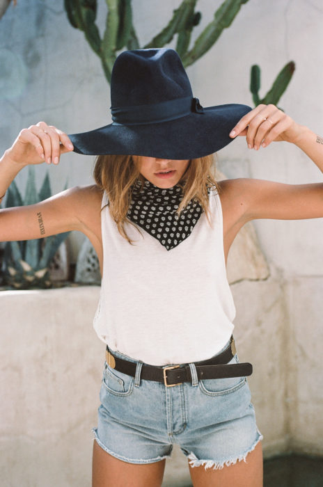 Chica luciendo un look de festival 