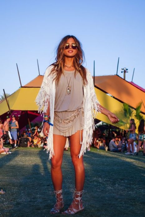 Chica luciendo un look de festival 