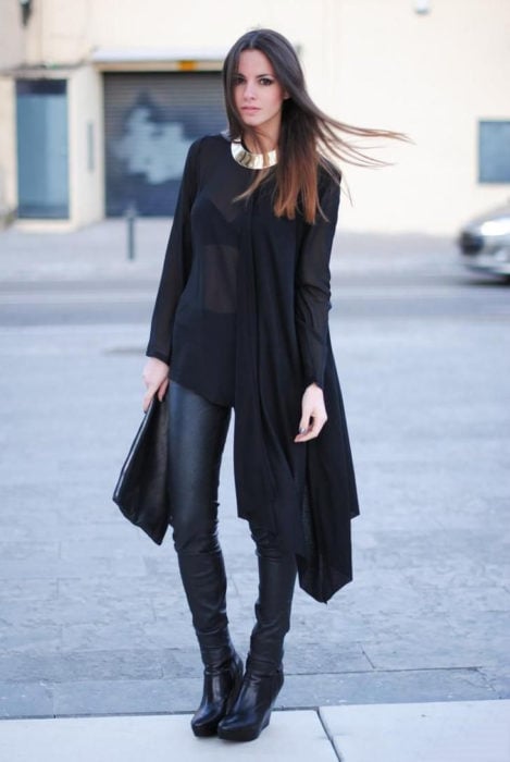 Chica usando un traje de color negro 
