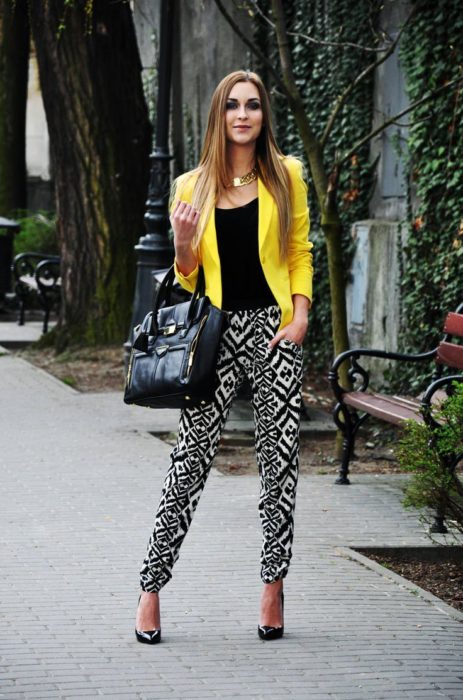 chica usando un pantalón con blazer amarillo