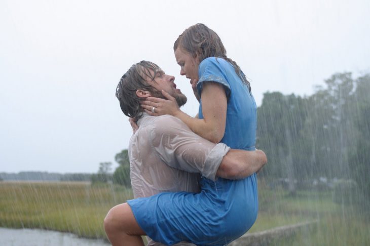 hombre cargando a mujer en la lluvia 