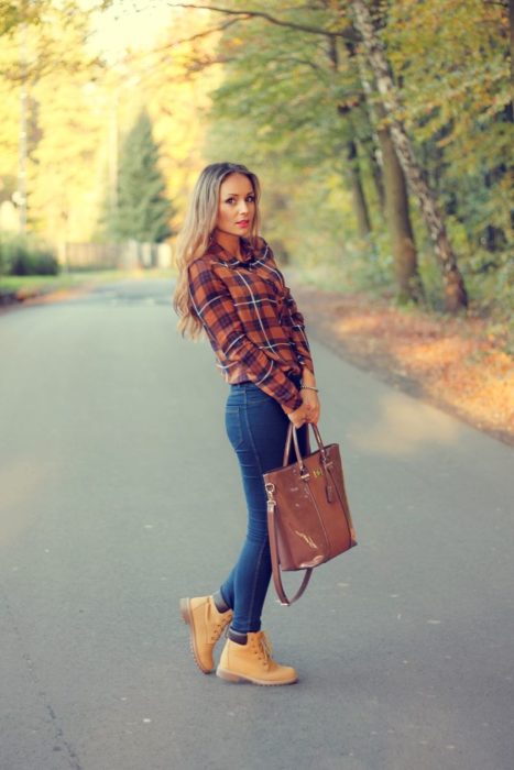 chica con camisa a cuadros en el bosque 