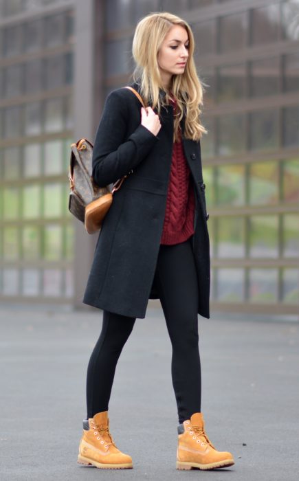 chica caminando por la avenida 