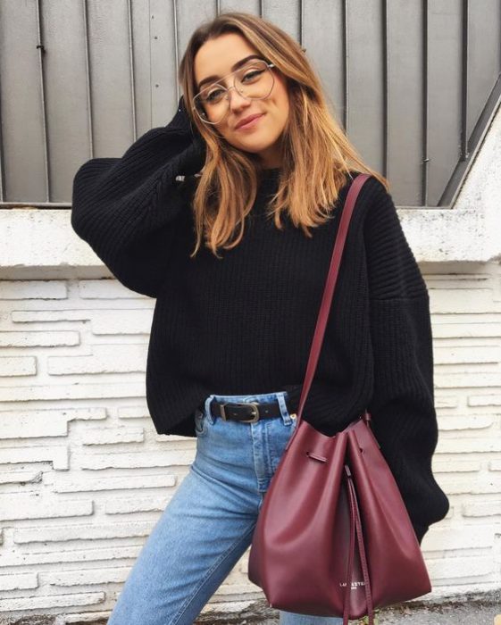 chica con gafas sonriendo 