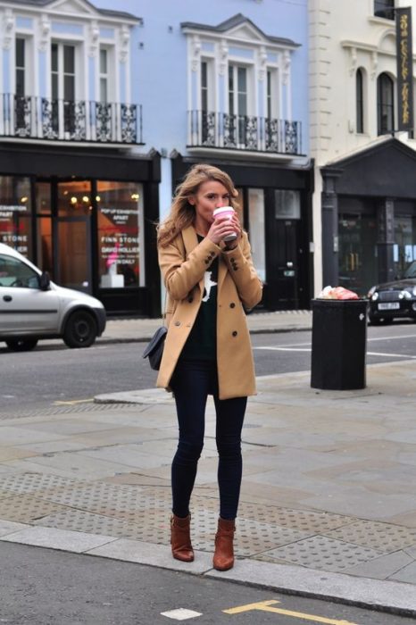 chica tomando café