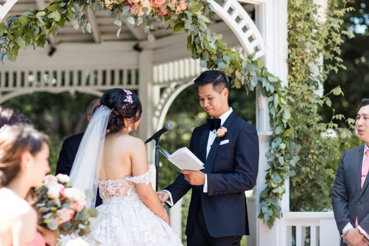 novios en el altar 