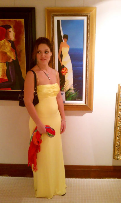 chica con vestido amarillo 