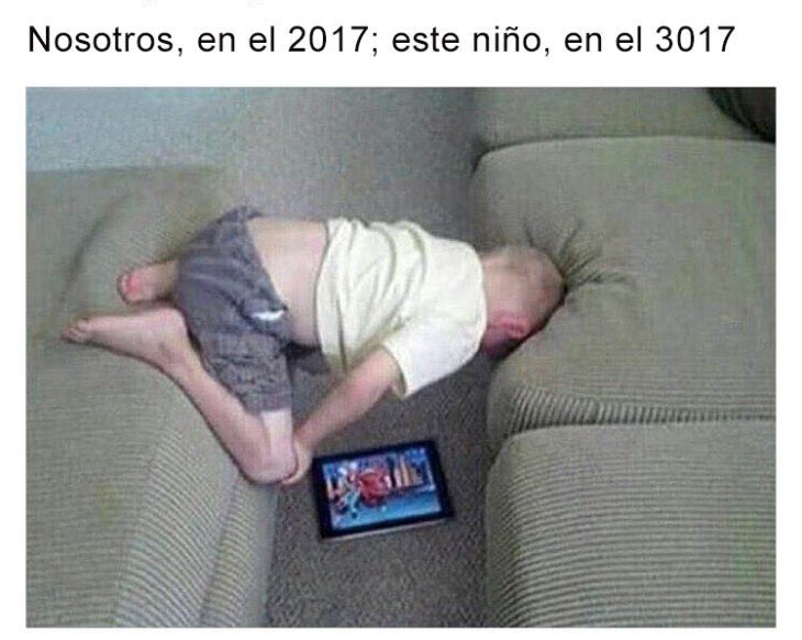 NIÑO ACOSTADO EN UN SILLÓN 