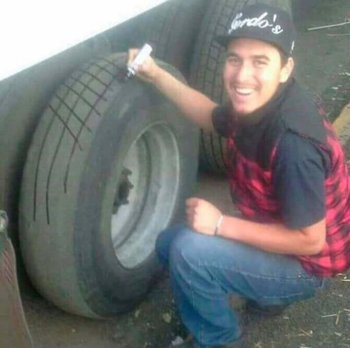 chico pintando un par de llantas