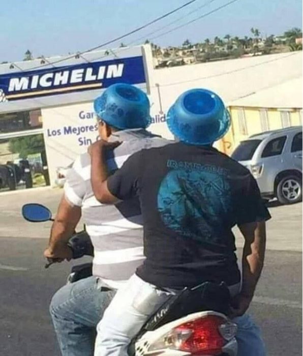 hombres viajando en motocicleta