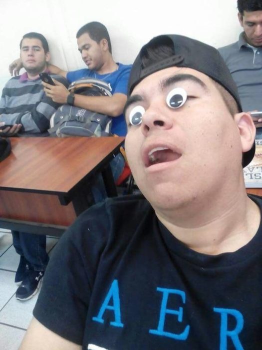 chico durmiendo en clase