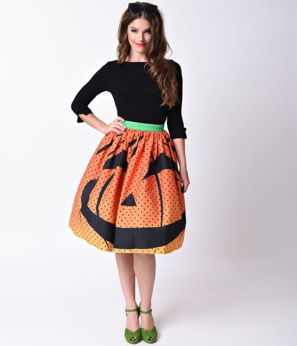 chica con falda color naranja 