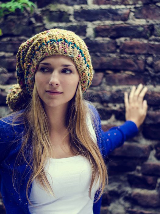 chica apoyandose en la pared