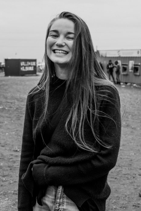 chica con cabello largo sonriendo 