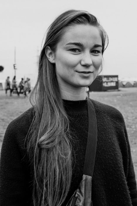 chica con sonrisa falsa