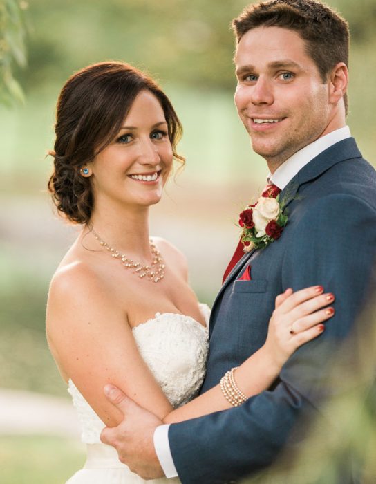 pareja de novios sonriendo 