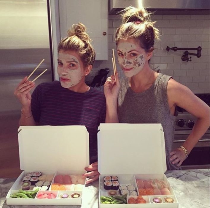 chicas comiendo suchi 