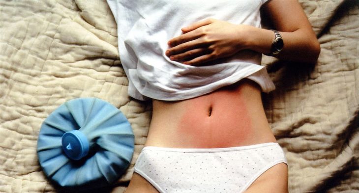 chica con dolor de abdomen