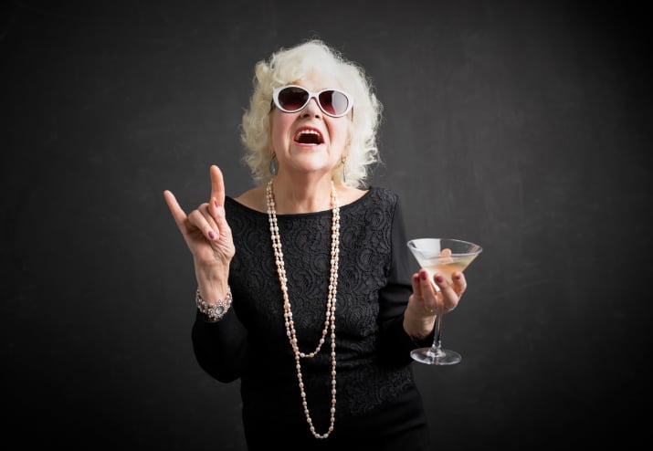 anciana bebiendo vino 