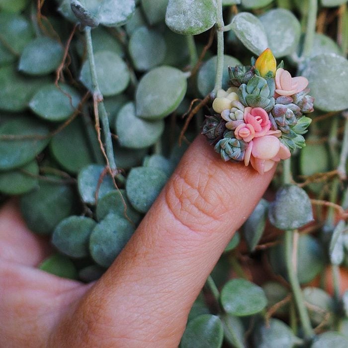 dedo con flores pequeñas 