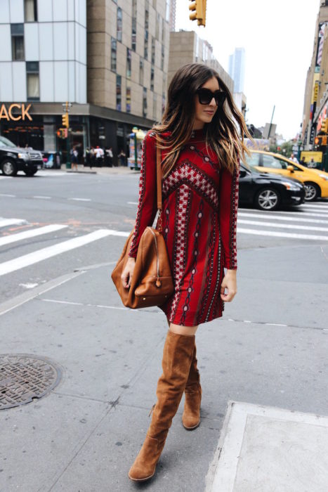 Chica caminando por las calles usando un look boho 