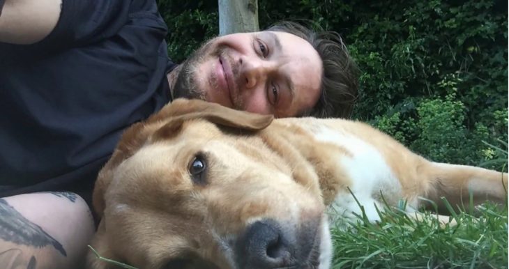 chico con su perro en el jardín