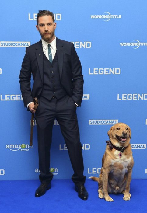 chico con su perro en la alfombra roja