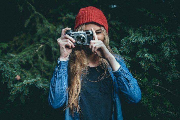 chica tomando fotos en el campo