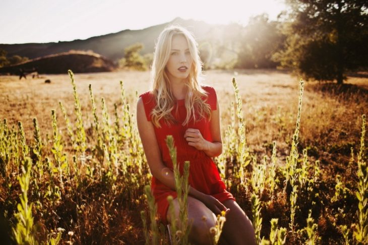 chica en el campo de flores