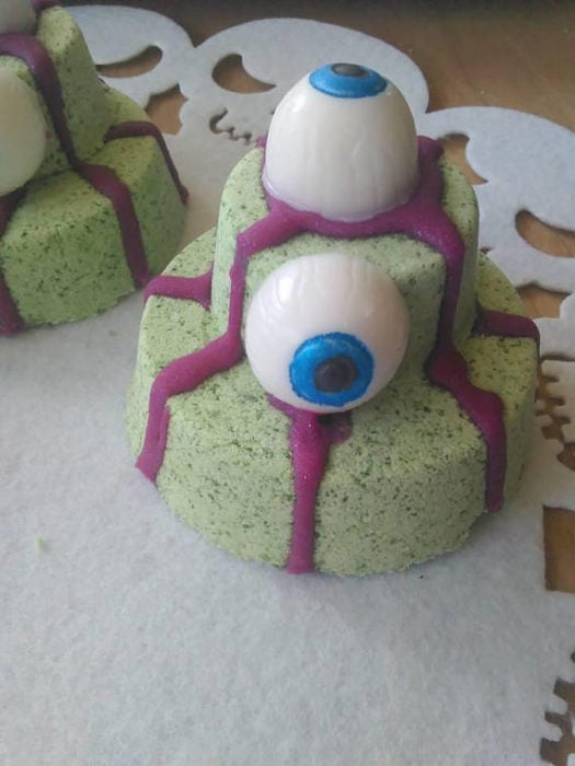 pastel con ojos de zombie