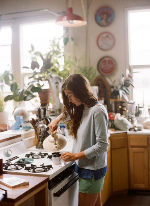 mujer preparando te