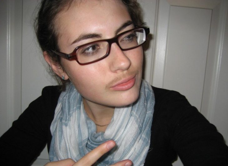 chica con bigote y lentes 