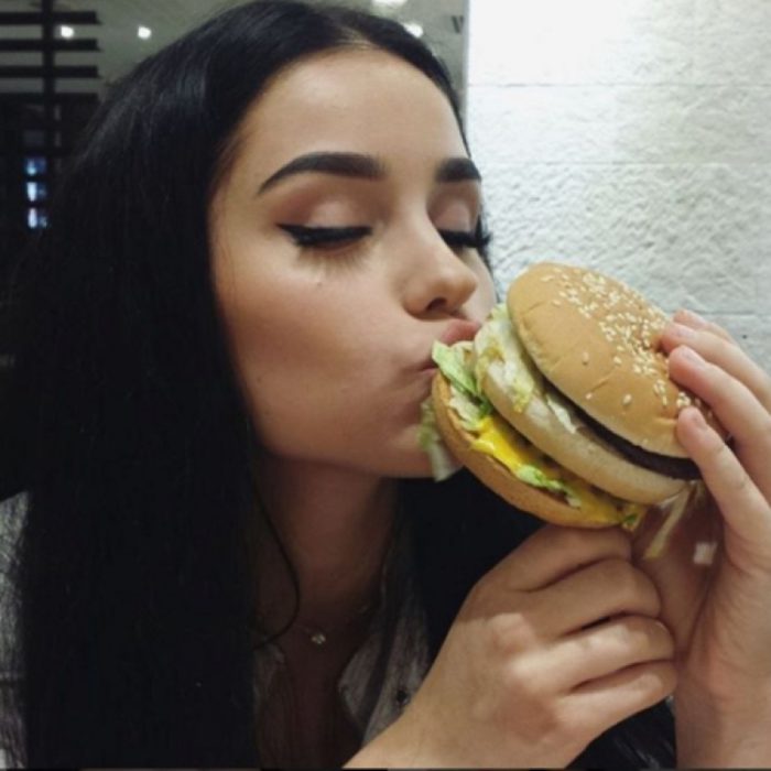 chica comiendo hamburguesa