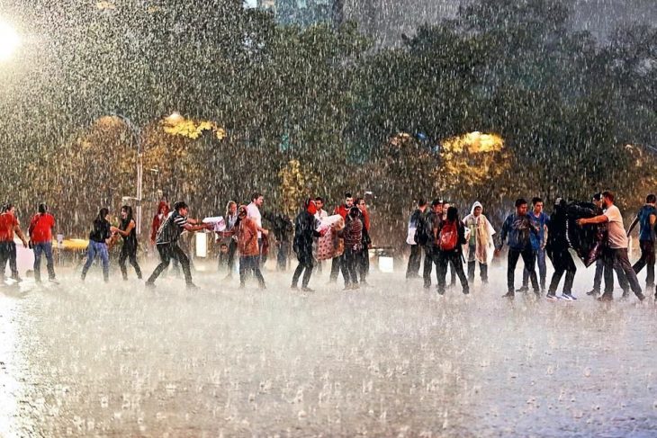 gente bajo la lluvia 