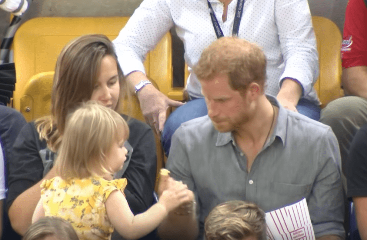 niña roba palomitas a harry