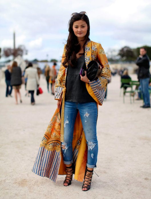 Chica usando un kimono largo en color amarillo 