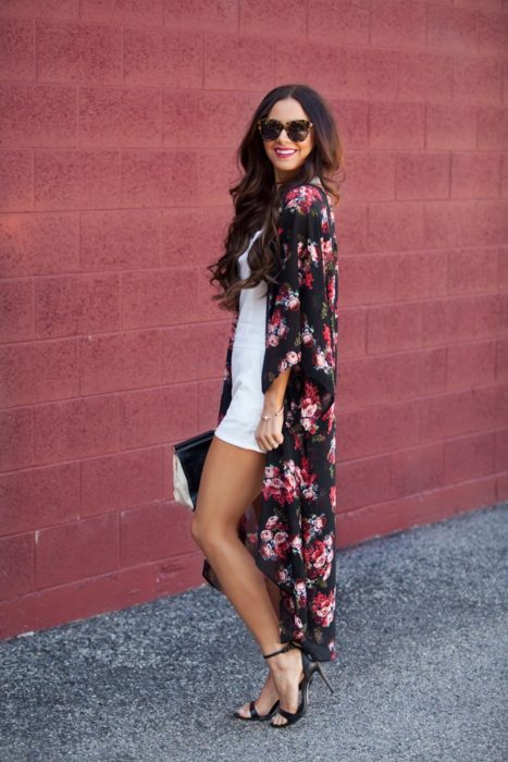 Chica usando un kimono largo en color negro con flores 